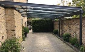 Carport alu adossé toiture plate verrière pour maison en pierreà Meaux (77100)