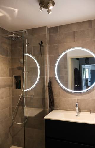 Changement d'une baignoire pour une douche dans une rénovation complète d'une salle de bain