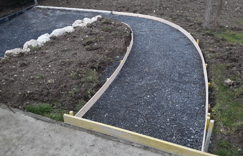 Aménagement d'une jolie allée de jardin en pente