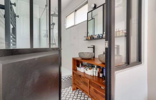 La porte verrière de la salle de bain