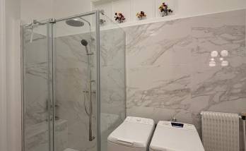 Nouvelle douche contemporaine à la place de la baignoire