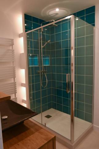Cabine de douche italienne et faïence bleu canard, salle d'eau Paris 17