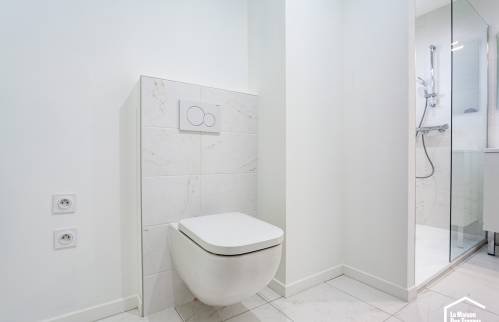 Rénovation complète de cet appartement en style blanc épuré, Champagne au Mont D'Or