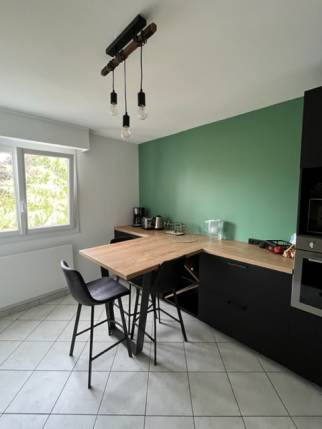 Nouvelle cuisine rénovée avec table installée en perpendiculaire - Nantes 44