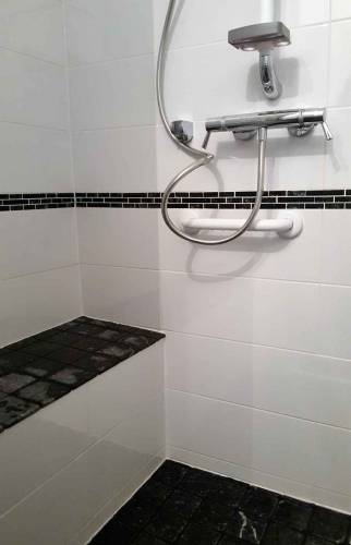 Salle de bain accessible PMR