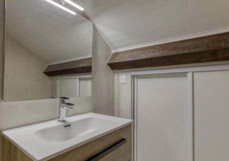Du lambris blanc pour la luminosité, la poutre en bois foncé pour l'authenticité