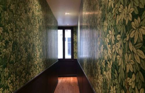 Peinture des boiseries et pose de papier-peint dans un appartement près de Boulogne-Billancourt