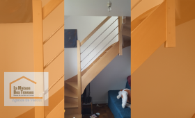 Escalier moderne en bois près d’Héricourt – Rénovation d’un escalier contemporain avec garde-corps en métal. Un design élégant pour un intérieur moderne.