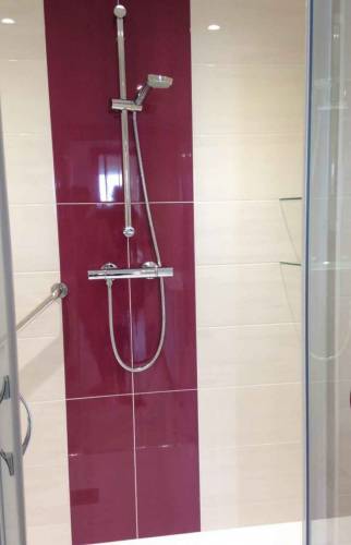 Colonne de douche avec bande de faïence verticale de couleur en déco