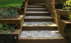Allée de jardin en pas japonais escalier nivelé avec pierre reconstituée et cadrage bois à Meaux (77100)