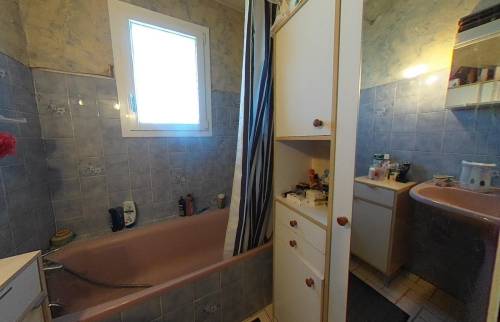 ancienne salle de bain style années 80