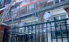 Peinture sur la façade, oriel à droite