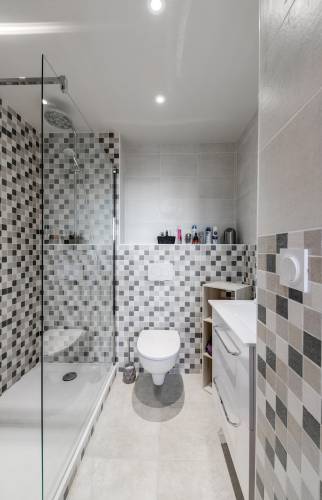 Rénovation salle de bain - travaux maçonnerie WC suspendus - pose douche à l'italienne receveur ultra plat - Eragny – 95610 –