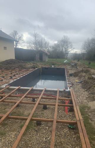 Travaux de création d'une piscine enterrée à La Côte-Saint-André avec préparation des futurs aménagements autour du bassin.