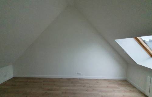 Nouvelle chambre parentale aménagée dans les combles, espace fonctionnel et lumineux