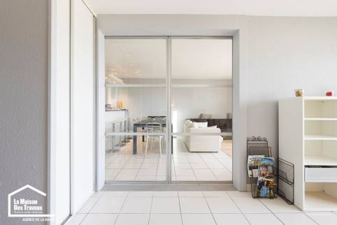 Installation d'une double porte coulissante en applique