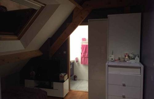 Vue sur salle de bains sous combles