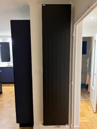 Pose d'un radiateur vertical design dans un appartement rénové - Nantes 44