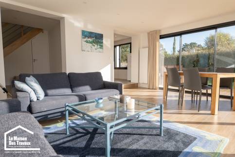 Extension maison à Saint-Gildas – Un salon baigné de lumière naturelle