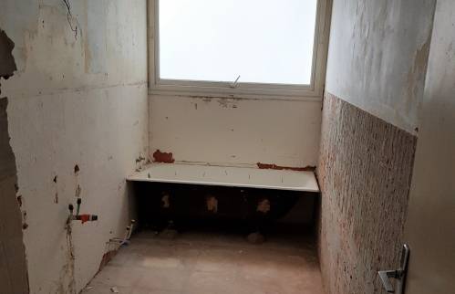 Vue baignoire - Avant travaux - maçon 73, plaquiste 73, carreleur 73, plombier 73, électricien 73, peintre 73, menuisier 73