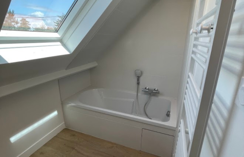 Salle de bain sous pentes 