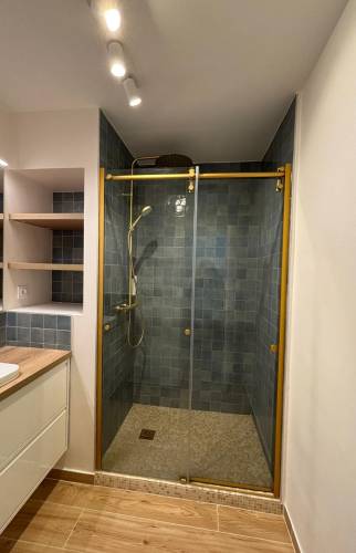 Douche à l’italienne avec finitions dorées et carrelage bleu – Paris 17
