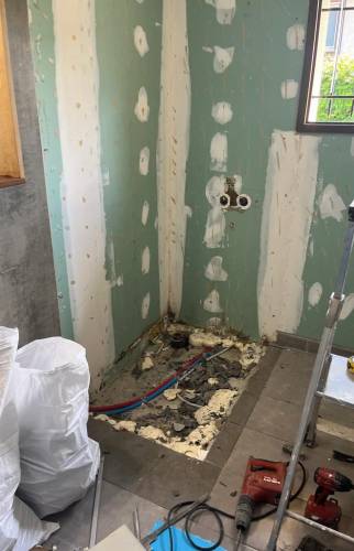 Vue d'ensemble espace douche - Travaux en cours - maçon 73, peintre 73, électricien 73, plombier 73, plaquiste 73, carreleur 73, menuisier 73
