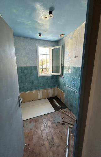 Ancienne salle de bain en cours de travaux d’adaptation à Voiron
