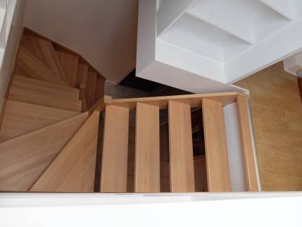 Lentilly (69210) : rénovation complète de l'escalier menant aux combles de la maison