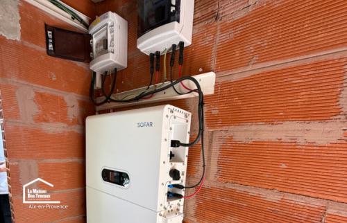 Avant/après de la rénovation d'un ancien bâti en pierre dans le Pays d'Aix avec création d'une toiture neuve, préservant le caractère de la construction tout en assurant sa pérennité.