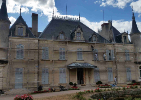 Dareizé (Rhône) : Rénovation de façade d'un château classé - façade avant avec echafaudage