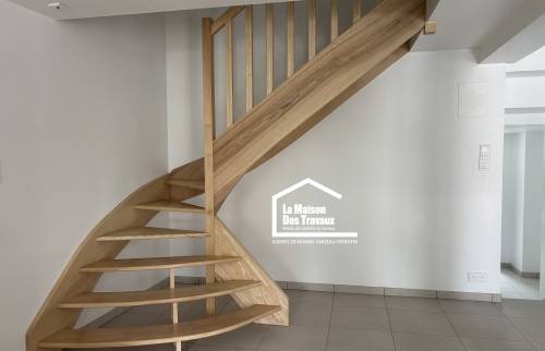 Escalier tournant en bois réalisé sur mesure par un menuisier à Arzon Autres variantes :