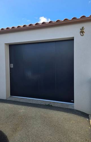 Nouvelle porte de garage coloris grise vue extérieure