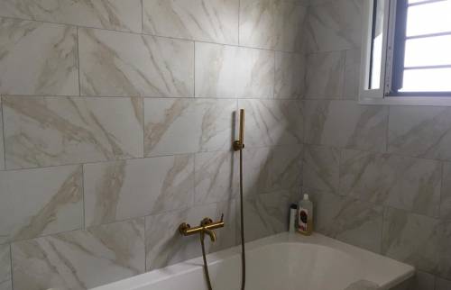 La baignoire et sa robinetterie bronze