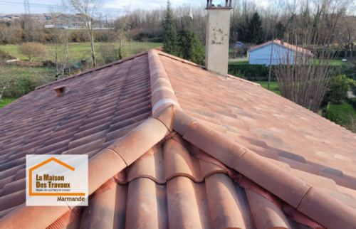 Vue d’ensemble de la toiture rénovée à Montayral (47500) après une réfection complète : nouvelles tuiles TERREAL, faîtage à sec et finitions soignées réalisées avec La Maison Des Travaux Marmande.