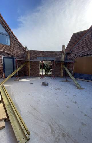 Agrandissement de la maison en reliant l'habitation principale et le garage