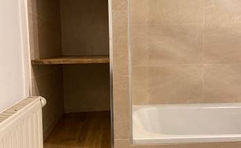 Pose d'étagères sur mesure dans une salle de bain rénovée à Bouc-Bel-Air (13)