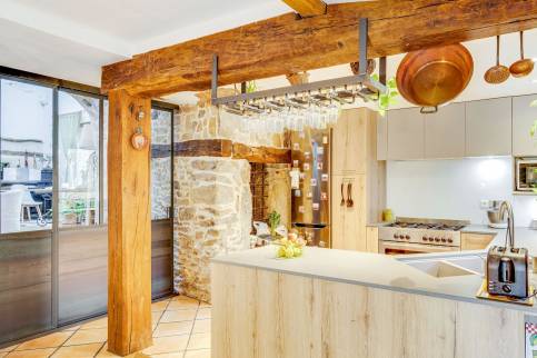 Chazay d'Azergues (69380) : Cuisine rénovée dans un esprit maison de famille dans une maison de village de l'Azergues