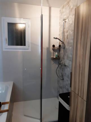 Création d'une douche ouverte dans une salle de bain rénovée - Ambérieu 01