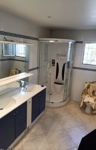 Salle de bain avec anciens équipements avant dépose - Cassis (13260)