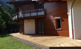 Réalisation terminée : terrasse en harmonie avec l'esthétisme d'ensemble de la maison 