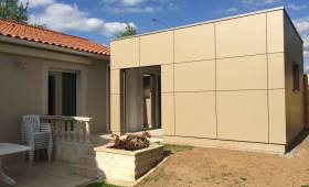 Extension d'une maison de 20,7 m² en bardage fibrociment, à Brains 44