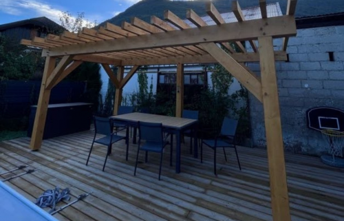 Après - Détail pergolas et terrasse - architecte 73, bureau d’étude 73, maçon 73, plaquiste 73, peintre 73, électricien 73, plombier 73, menuisier 73, charpentier 73, paysagiste 73