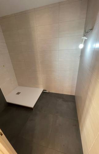 Nouveau carrelage  gris foncé et nouvelle faïence aux teintes beiges