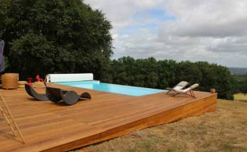 terrasse en bois avec une belle piscine tendance