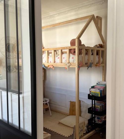 Chambre enfant avec lit cabane derrière verrière.