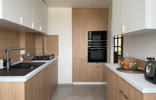 Vue d'ensemble de la cuisine rénovée