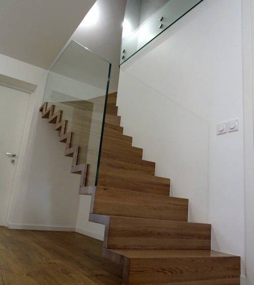Escalier en chêne avec sa verrière transparente