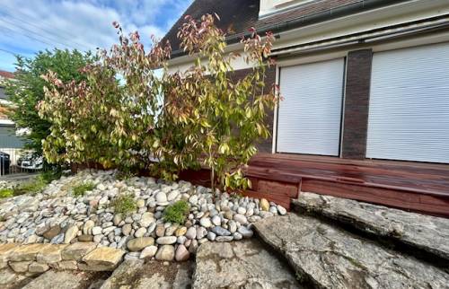 Rénovation extérieure à Sainte-Savine : une terrasse bois et un nouvel aménagement paysager 2