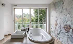 "Transformation élégante d'une salle de bain à Vaucresson"